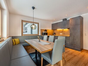 Tabelle, Möbel, Eigentum, Gebäude, Cabinetry, Stuhl, Küche, Holz, Countertop, Interior Design