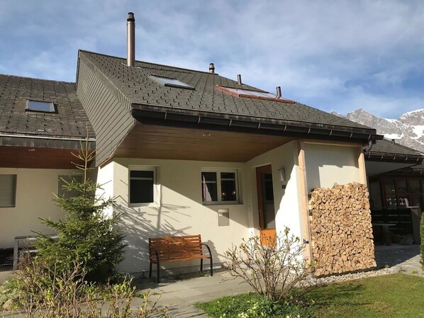 Ciel, Plante, Bâtiment, Nuage, Fenêtre, Arbre, Maison, Bois, Design Urbain, Pente
