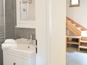 Mirror, Tap, Sink, Bathroom Sink, Bathroom Cabinet, Plumbing Fixture, Wood, Bathroom, Floor, Building