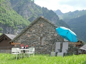 Berg, Pflanze, Himmel, Wolke, Ökoregion, Natur, Natürliche Landschaft, Dachdecken, Regenschirm, Gebäude