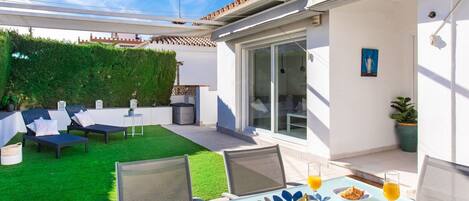 Propriété, Ciel, Nuage, Fenêtre, Bleu, Bleu Azur, Table, Bâtiment, Ombre, Design Intérieur