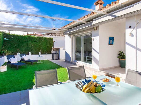 Propriété, Ciel, Nuage, Fenêtre, Bleu, Bleu Azur, Table, Bâtiment, Ombre, Design Intérieur