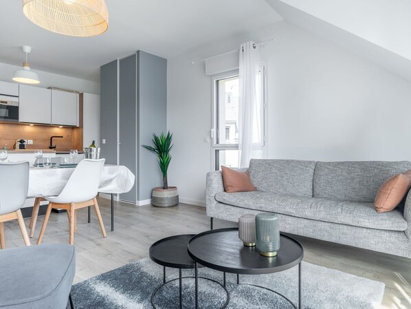 Plante, Bâtiment, Ciel, Jour, Propriété, Fenêtre, Arbre, Design Urbain, Quartier, Condominium