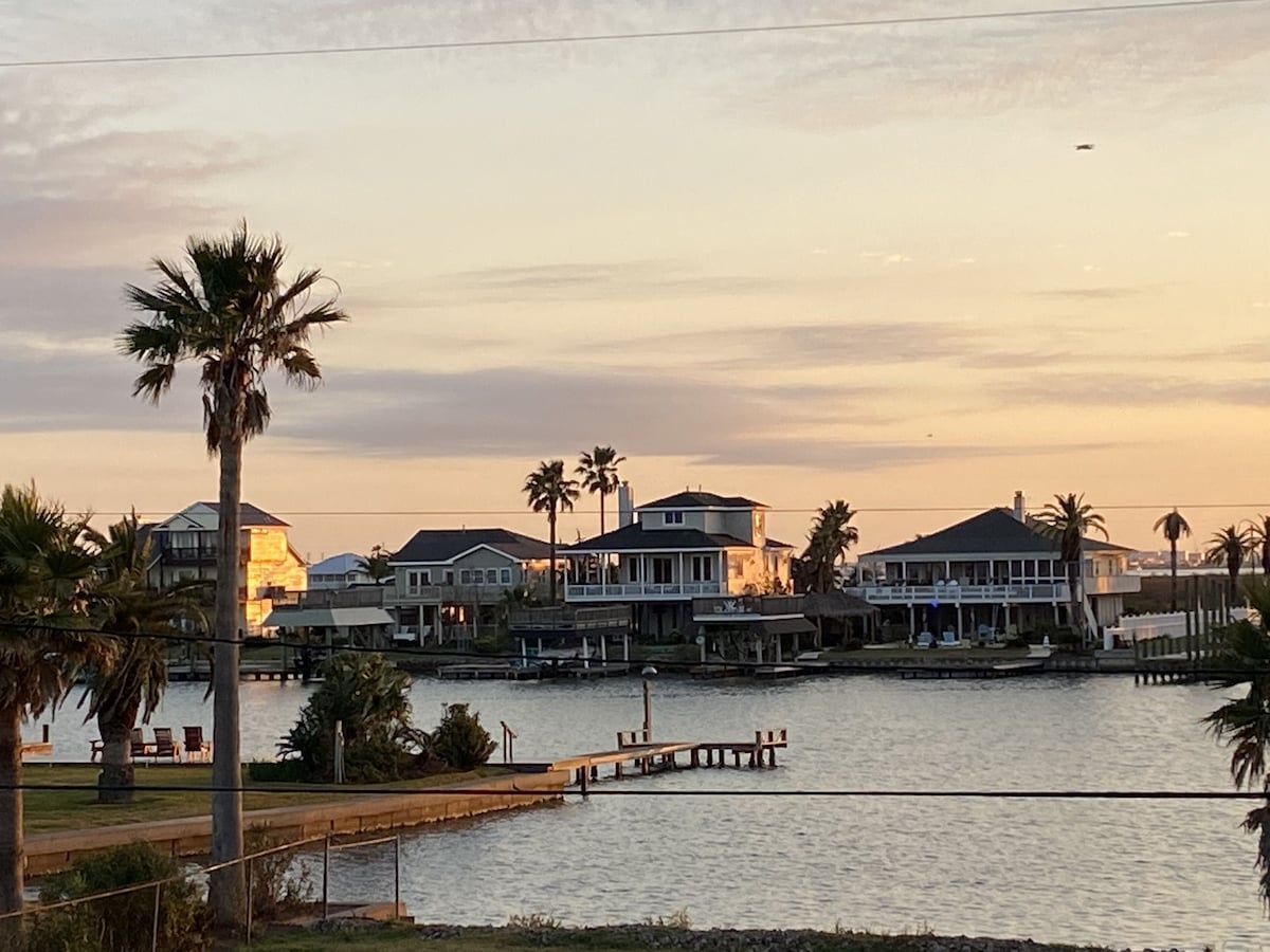 Bay views Cottage w/private suite, 4 min from beach and Moody Gardens