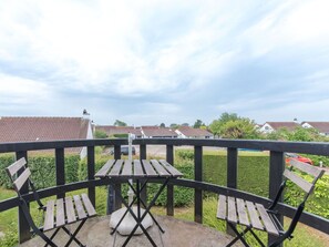 Meubles, Table, Fenêtre, Propriété, Chaise, Bâtiment, Tableau De Plein Air, Mobilier De Jardin, Herbe, Plante