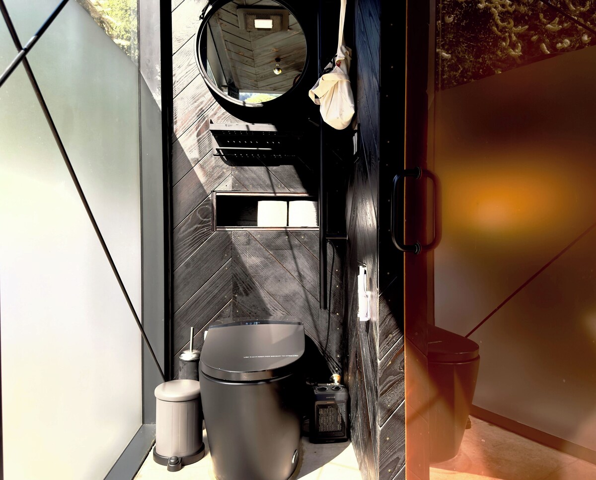 Paradise Ranch Inn – Limitless House: Mirror House with Hot Tub and Sauna