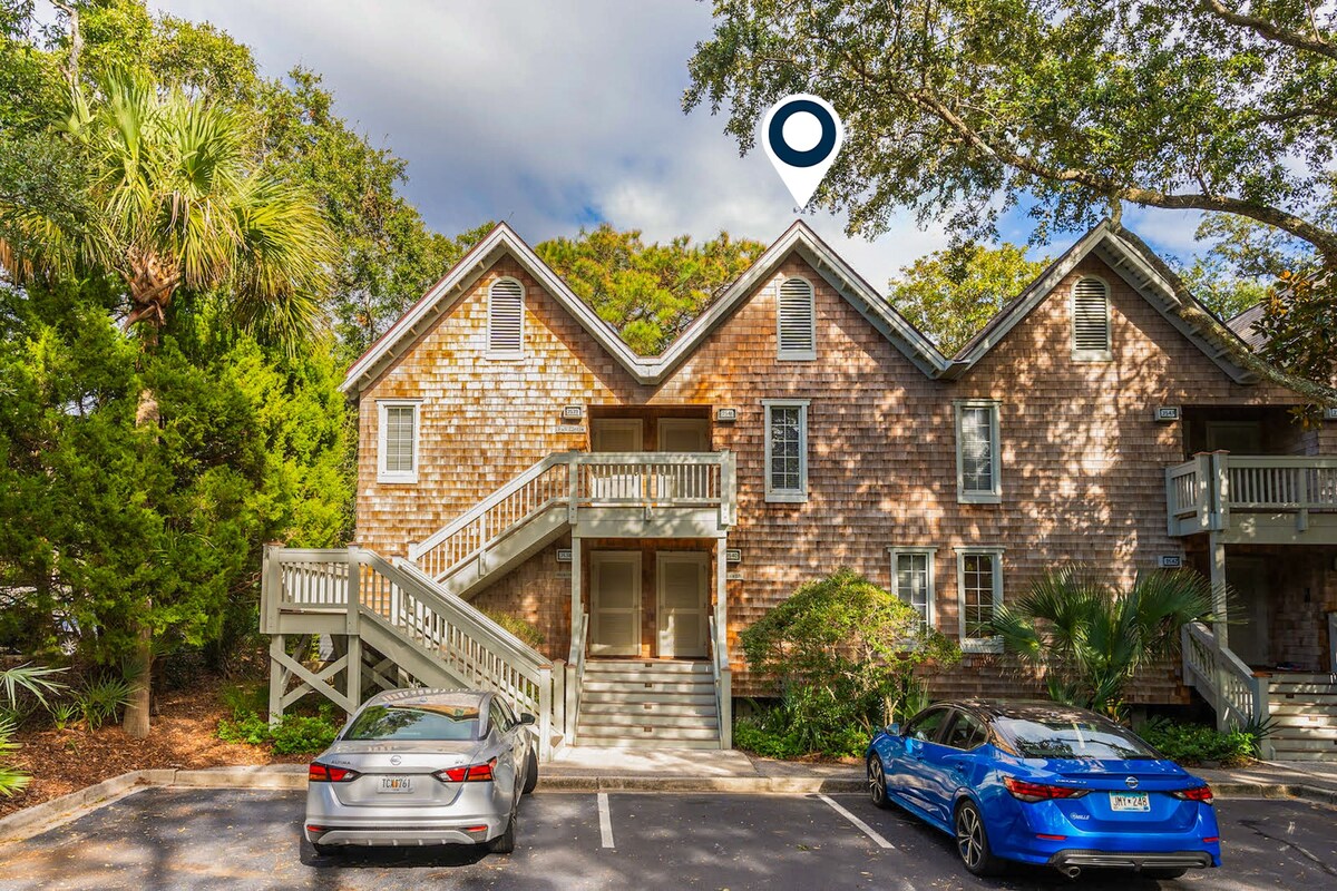 Dreamy coastal gem near the beach with screened porch & WiFi