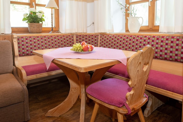 2 Appartement 35qm, Balkon, Kochnische, 1 Wohnschlafzimmer, max 2 Pers, WLAN-Essecke