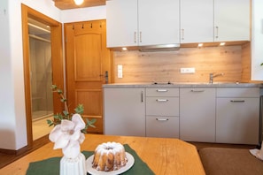 2 Appartement 35qm, Balkon, Kochnische, 1 Wohnschlafzimmer, max 2 Pers, WLAN-Küche
