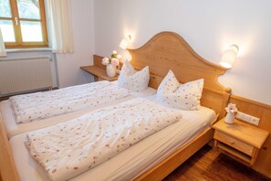 3 Ferienwohnung 45qm, Balkon, Kochnische, 1 Schlafzimmer, 1 Wohnschlafz., WLAN-Schlafzimmer