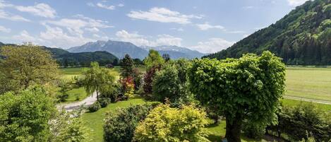 Ferienwohnung beim Silbergersee Nr. 1, 70 qm mit Balkon-Blick vom Balkon auf Garten Kaisergebirge