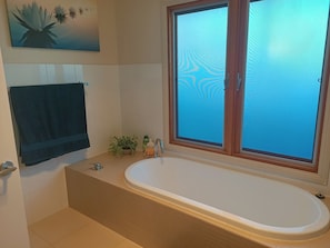 Luxury bath tub