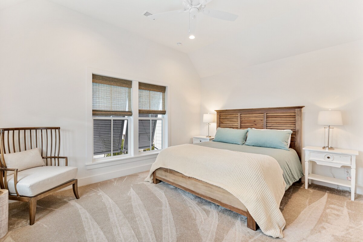 “Gone Coastal” 3 bedroom townhouse with community pool and fitness center