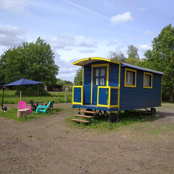 roulotte et terrasse 