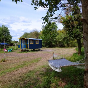 roulotte avec hamac et terrasse