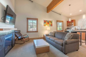 Annapurna-Living Room with Gas Fireplace, TV with Roku, and Pull-Out Sleeper Sofa.