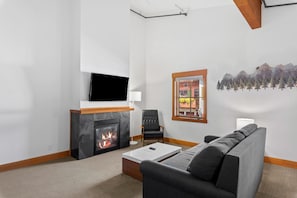 Annapurna-Living Room with Gas Fireplace, TV with Roku, and Pull-Out Sleeper Sofa.