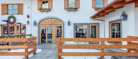 Valhalla Exterior - Located in the heart of Downtown Leavenworth