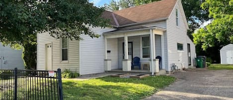 Street View. Parking in Driveway. 