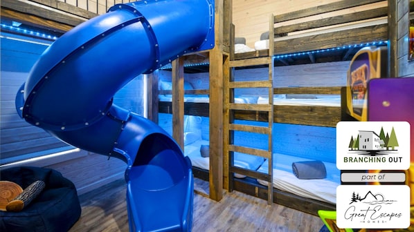 BRANCHING OUT is a family friendly cabin set up for FUN! Enjoy the indoor slide, arcade, TV, loft, and more in the bunk room!
