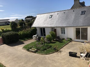 Les deux gîtes mitoyens. Celui de l'annonce est à gauche sur la photo.