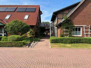 Vom Parkplatz aus Blick zum Aufgang der Ferienwohnung.