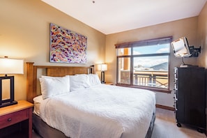 Bedroom with 1 King Bed
