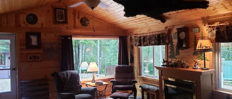 Large livingroom, nicely decorated in bear theme. Lots of windows. 