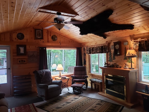 Large livingroom, nicely decorated in bear theme. Lots of windows. 