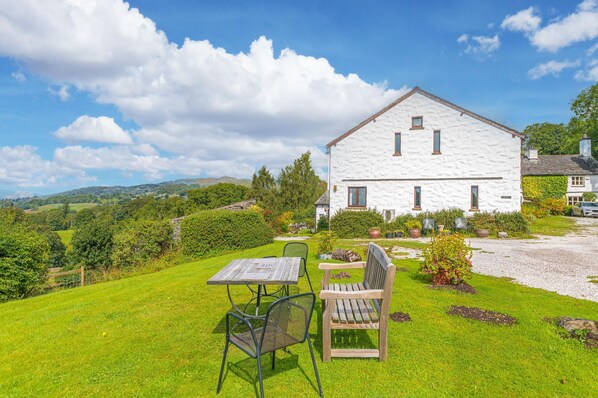 Stables Cottage in Windermere side view and garden