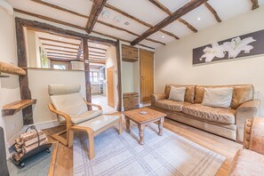2 Dixon Ground sitting room
