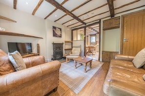 2 Dixon Ground sitting room
