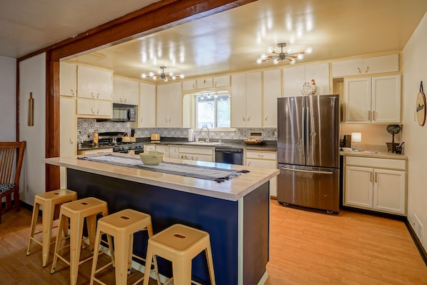 Large Kitchen, fridge, icemaker