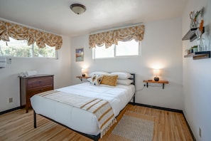 Bedroom 2- queen