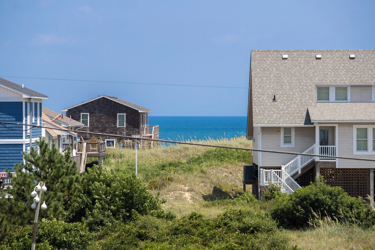 Amazing! Ocean & Sound Views. 3-4 Min Walk to Beach, Hot Tub, linens provided