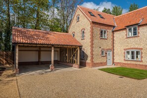 The Goosebec, Burnham Market: With off-road parking, EV charger, car port, and storage for leisure equipment