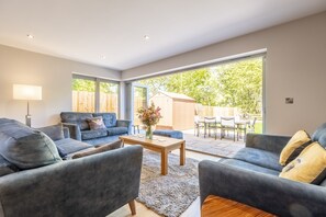 The Goosebec, Burnham Market: Sitting room with panoramic bi-fold doors bringing the outside in