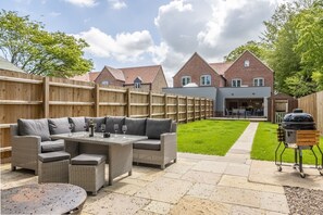 The Goosebec, Burnham Market: Barbecue and comfortable seating at the bottom of the enclosed garden