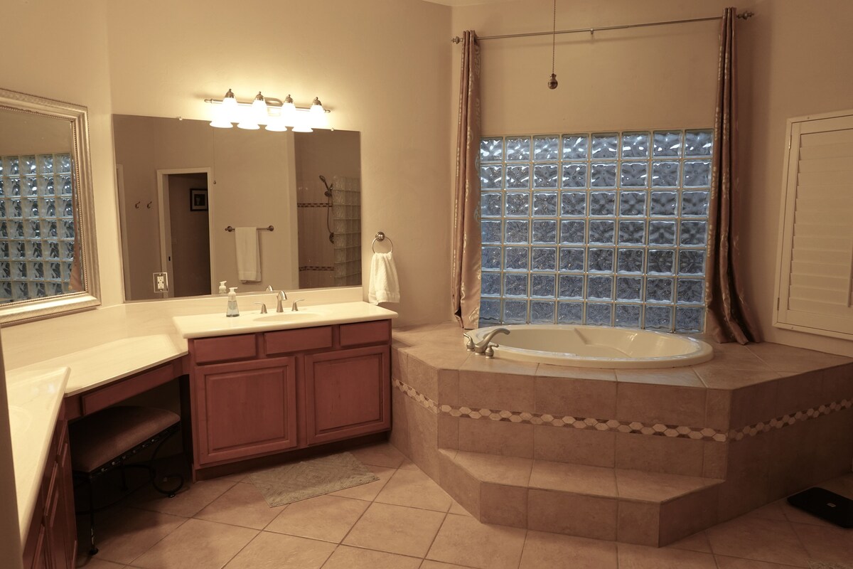 Northwest Tucson View Home w/Spa and Refreshing Pool, convenient to everything