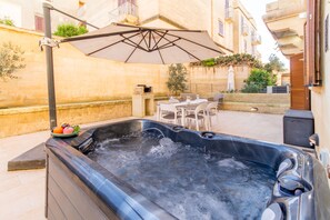 Outside area with jacuzzi