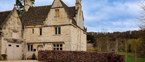 Front view, Lake Cottage, Bolthole Retreats