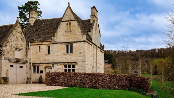 Front view, Lake Cottage, Bolthole Retreats