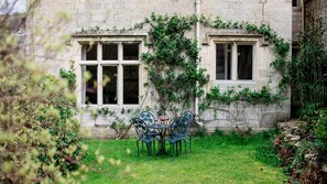 Rear garden, Lake Cottage, Bolthole Retreats