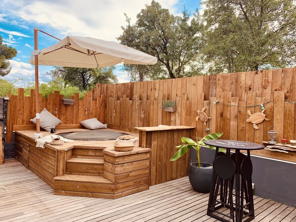Outdoor spa tub