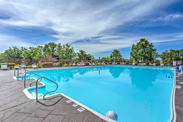 Branson Vacation Rental | 2BR | 2BA | 977 Sq Ft | Stairs Required to Access