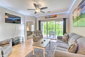Living Room | Sleeper Sofa | Smart TV w/ Hulu Live TV | Free WiFi
