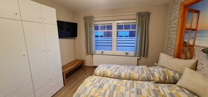 Schlafzimmer mit zusätzlichem TV