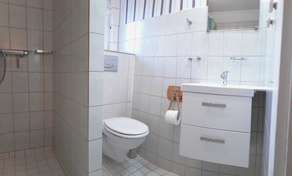 Bad mit Tageslichtfenster und Dusche