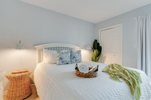 Cozy queen bedroom on the 2nd floor.