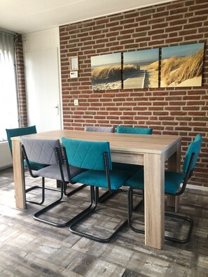 Aan tafel vindt u 6 dinerstoelen. Twee extra dinerstoelen staan op slaapkamer 2.